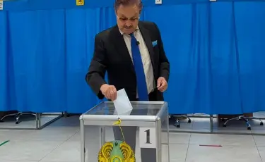Алматыда Қазақстанның халық артисі Мұрат Серкебаев алғашқылардың бірі болып дауыс берді