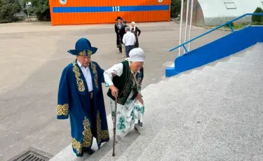 Алматыда 69 жастағы ұлы 90 жастағы анасын сайлау учаскесіне ертіп келді