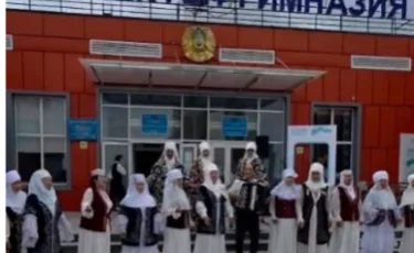 Алматылық әжелер сайлау учаскелерінде ән шырқап, тұрғындарға көтеріңкі көңіл-күй сыйлады