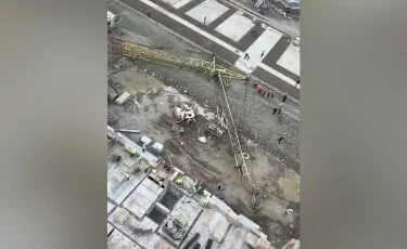 Астанада жүк көтергіш кран құлап, бір адам көз жұмды