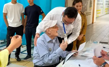 В Алматы 100-летний ветеран ВОВ принял участие в голосовании