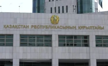 Депутаттар Каспий қасіретінен қаза тапқан сарбаздардың отбасыларына көмек жинады