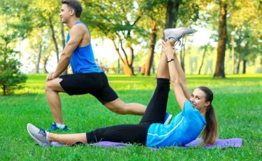 Простые утренние упражнения, которые помогут проснуться