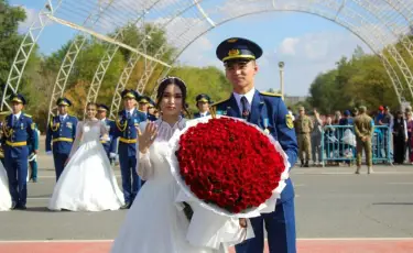 В Актобе выпускник военного института сделал предложение возлюбленной прямо на церемонии