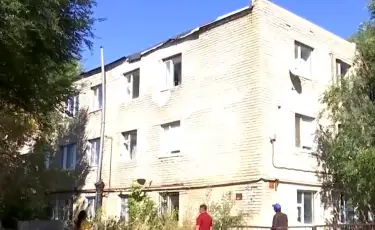 «Разрушается буквально на глазах»: жильцы общежития в Актобе требуют ремонта