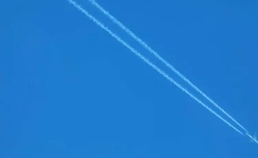 Откуда берутся белые полосы за самолётами