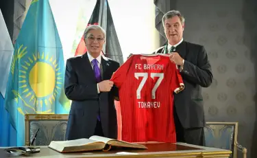 Қасым-Жомарт Тоқаевқа мюнхендік «Баварияның» қолтаңбалы жейдесі табысталды