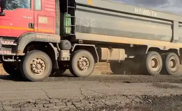 Большегрузы разбивают трассу: водители пожаловались на дорогу под Жезказганом