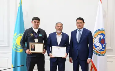 Алматыда VI Дүниежүзілік көшпенділер ойындарының жүлдегері Арман Қошқаров марапатталды
