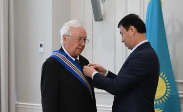 Народный писатель Казахстана Валерий Михайлов награжден орденом «Барыс» I степени