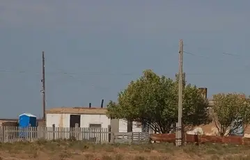 «Днём пыль, вечером едкий запах»: жители села Ескене пожаловались на соседство с заводами