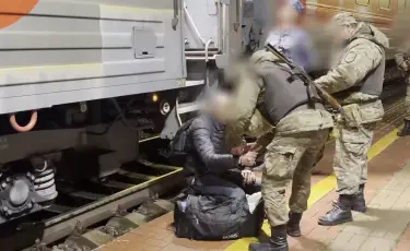 Ресейден экстрадицияланды: Теміртауда есірткі өндірген күдікті елге жеткізілді