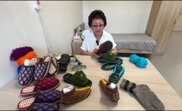 Семейлік мүмкіндігі шектеулі жан кәсібін ашып, аяқ киім тоқуды қолға алды