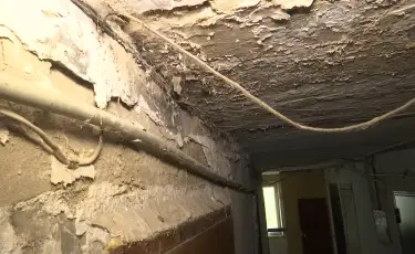 Қабырғасы сөгіліп, іргетасы жоқ: Ақтөбедегі жатақхана тұрғындары қауіппен өмір сүріп жатыр
