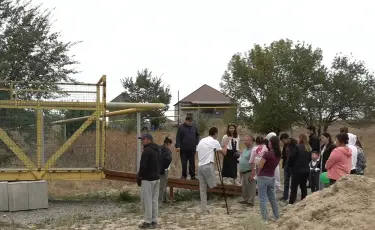 Опасная дорога к знаниям: дети Кемертогана идут в школу через разрушающийся мост