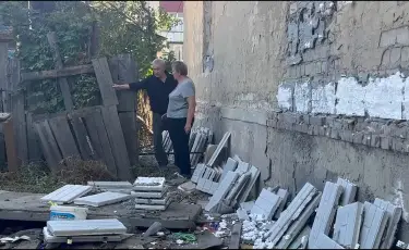 Жығылғанға жұдырық: Семейде мердігер апатты үйдің қабырғасын қопарып тастады