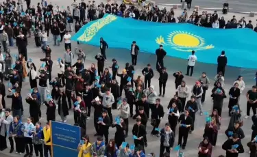 Кітап оқу қайтадан сәнге айналды: Алматыда мыңға жуық жас флешмобқа қатысты