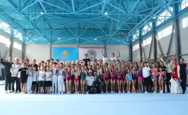 Олимпийский чемпион Ли Нин посетил спортивную школу Алматы