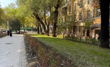 Алматыда Қарасай батыр көшесінің бойында біртұтас жүргіншілер аймағы жасалып жатыр