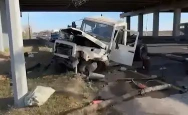 Астанада жүк көлігінің көпірден құлау себебі анықталып жатыр