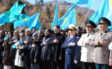 В Алматы в честь Дня Республики подняли Государственный флаг