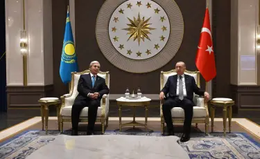 Президент пен Режеп Тайип Ердоған әуежай залында аз-кем әңгімелесті
