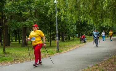 Алматыда Қарттар күніне орай скандинавиялық жүрістен турнир өтті