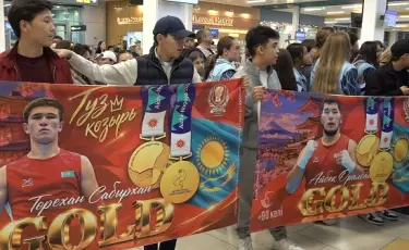 С победой домой: медалистов Азиатских игр встретили в аэропорту Алматы