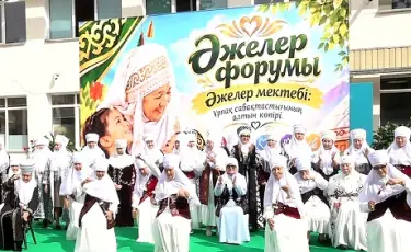Связь поколений: школьники Алматы встретились с бабушками и ветеранами