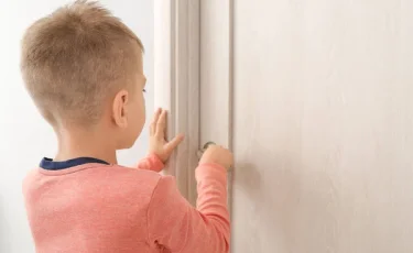 Ребенок за закрытой дверью: что делать родителям