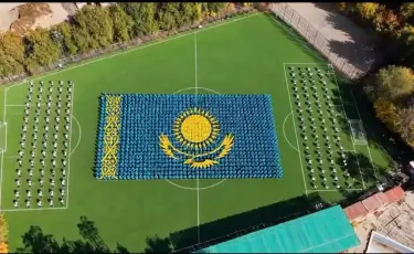 Алматылық 2 мың оқушы Республика күніне арналған жаңа әнді орындады