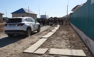 Тақтай төсеп алдық: Атыраудағы Ақсай ықшамауданының тұрғындары жол азабын тартып отыр