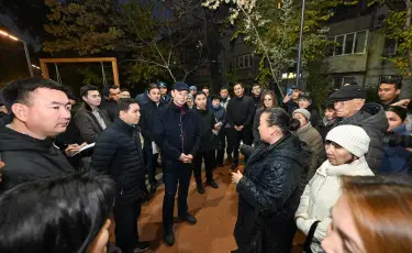Аким Алматы встретился с жителями Ауэзовского района