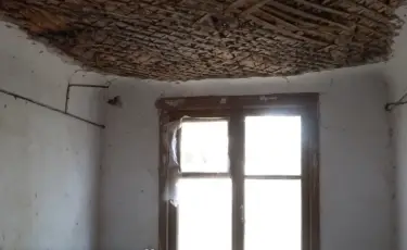 Трещит по швам: в Атырау жильцы аварийного дома опасаются за свою жизнь