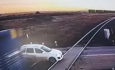 Рискованный манёвр на железнодорожных путях едва не закончился трагедией