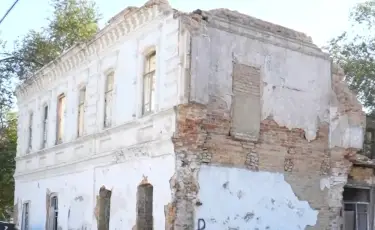 Охраняемый законом, забытый на деле: в Атырау разрушается исторический объект