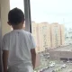 ТЖМ ескертеді: балаларды терезеден құлаудан қалай қорғау керек