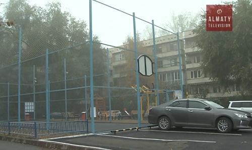 В Ауэзовском районе Алматы жители сами реконструируют дворовые площадки
