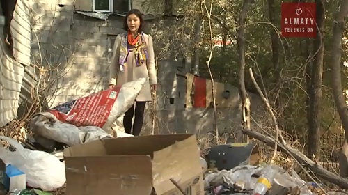 В мусорную свалку превратили дворовую территорию в м-не Айнабулак
