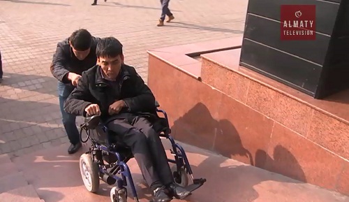 Житель Алматы утверждает, что вокзал не приспособлен для инвалидов