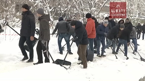 Молодежь Алматы взялась за лопаты для расчистки города от снега
