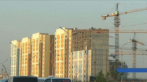 В Алматы многодетная мама получила трехкомнатную квартиру