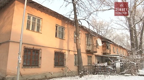 Жильцы одного из домов в Алматы боятся остаться без крыши над головой