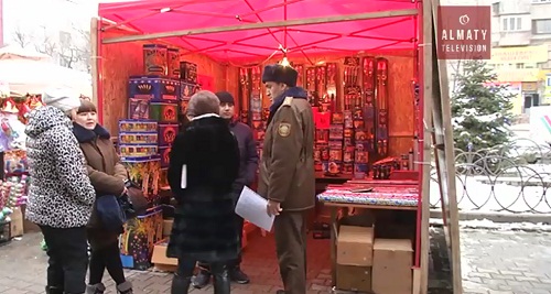 В Алматы сотрудники ДВД и ЧС проводят рейд по нелегальным точкам продажи пиротехники