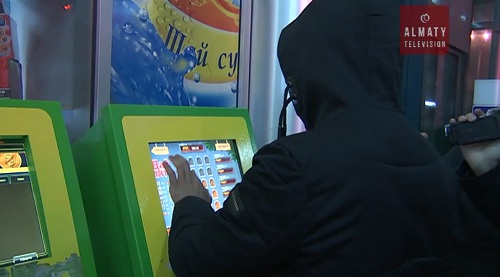 Алматы-1 теміржол вокзалында заңсыз орнатылған 12 лоторея аппараты сүрілді