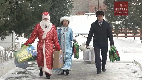 В Алматы Дед Мороз и Снегурочка приходят в гости к детям 