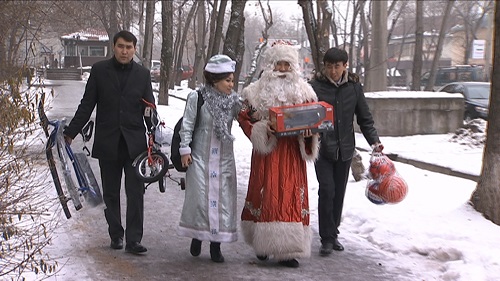 В Алматы Дед мороз и Снегурочка исполняют детские мечты