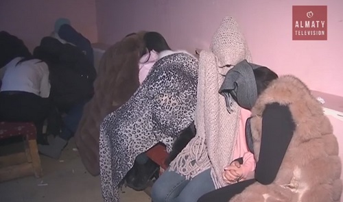 Интимные услуги семерым гостям из Китая оказывали 32 девушки из Казахстана