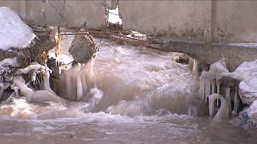 Житель одного из домов в Наурызбайском районе Алматы жалуется на реку