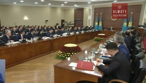 Нурсултан Назарбаев поручил экономно расходовать государственные деньги